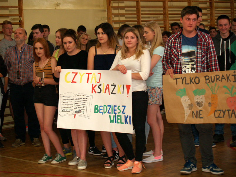 uczniowie ZS Nr1 w Płońsku podczas piątkowej akcji