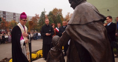 Odsłonięcie pomnika Papieża Jana Pawła II w płońskim Gimnazjum nr1