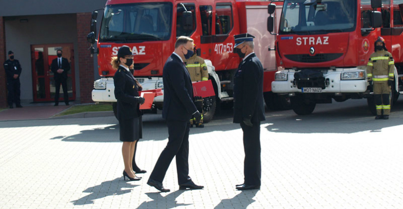Z „wielką pompą” – prezydencka wizyta podczas przekazania sprzętu strażakom Kliknięcie w obrazek spowoduje wyświetlenie jego powiększenia