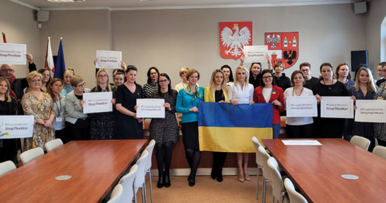 Solidarne z Ukrainą, Solidarnie z Kobietami.  Kliknięcie w obrazek spowoduje wyświetlenie jego powiększenia